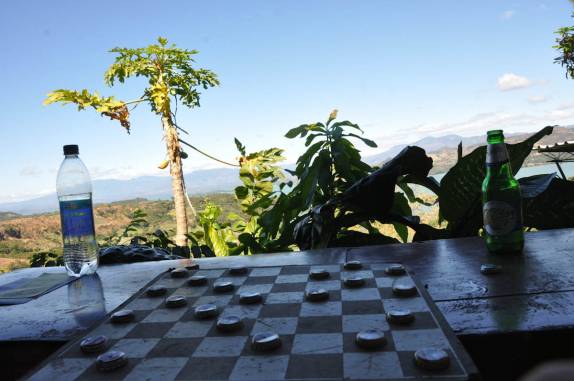 Jogo de damas com vista para o lago Suchitlán, em Suchitoto, nas montanhas no norte de El Salvador. A 'Água' ganhou da 'Cerveja'!